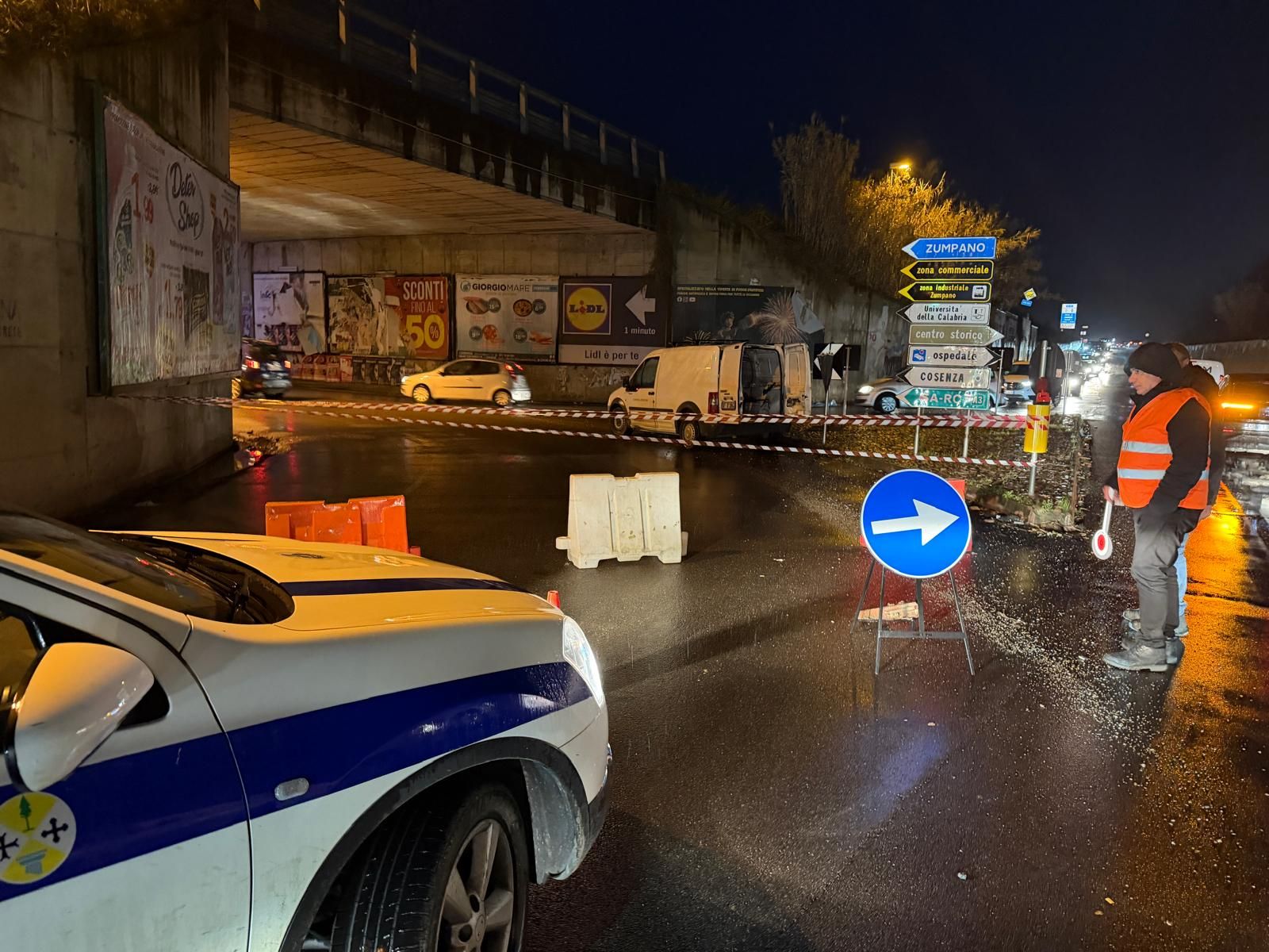 Zumpano, muro a rischio crollo: chiusa la rampa d’accesso al sottopasso