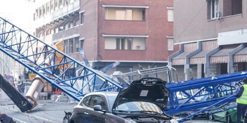 Gru cade su palazzo a Torino, i morti salgono a due