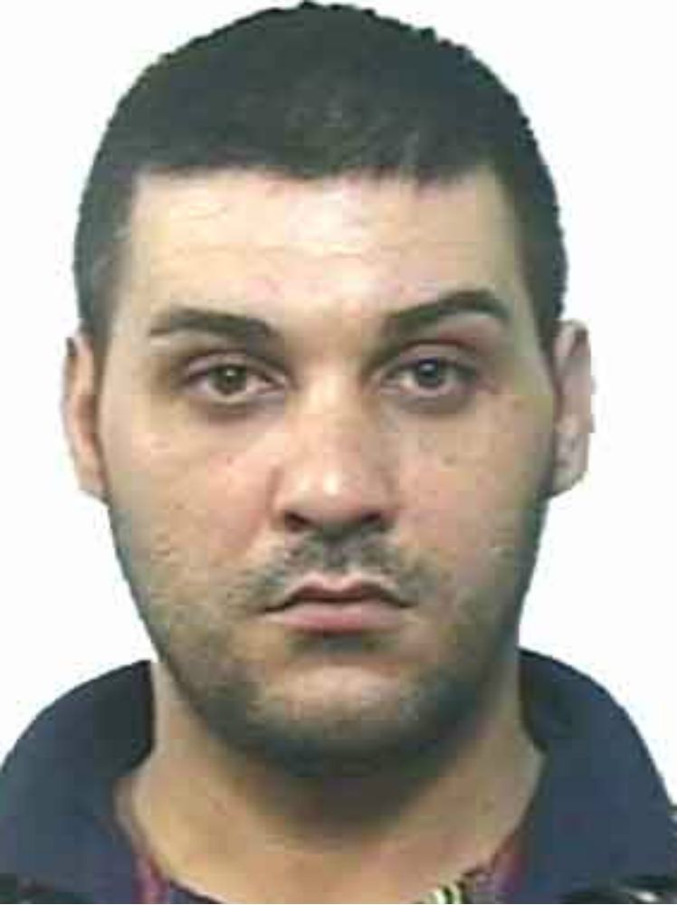 Sequestra un anziano per sfuggire alla cattura