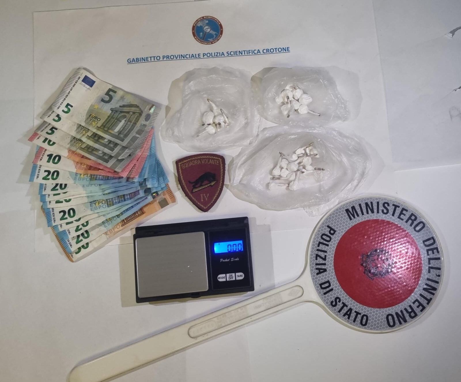 Crotone, droga nascosta all’interno degli slip: arrestato