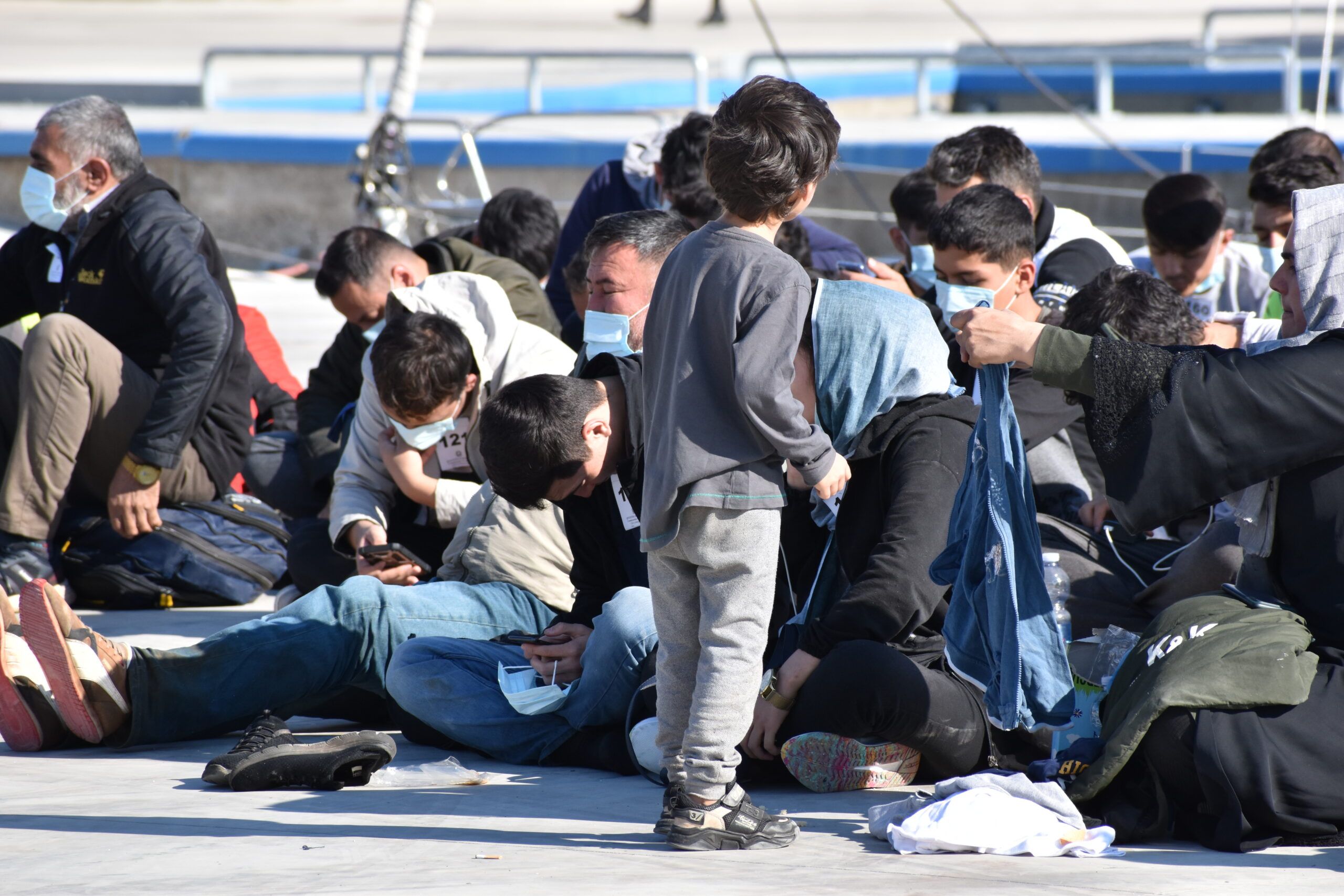 La polizia ferma 15 scafisti responsabili di tre sbarchi di oltre 1000 migranti: applicato il “Decreto Cutro”