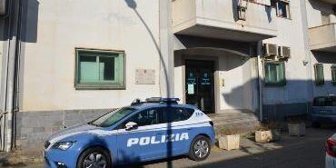 Minaccia i passanti con una bottiglia rotta, uomo in manette a Gioia Tauro