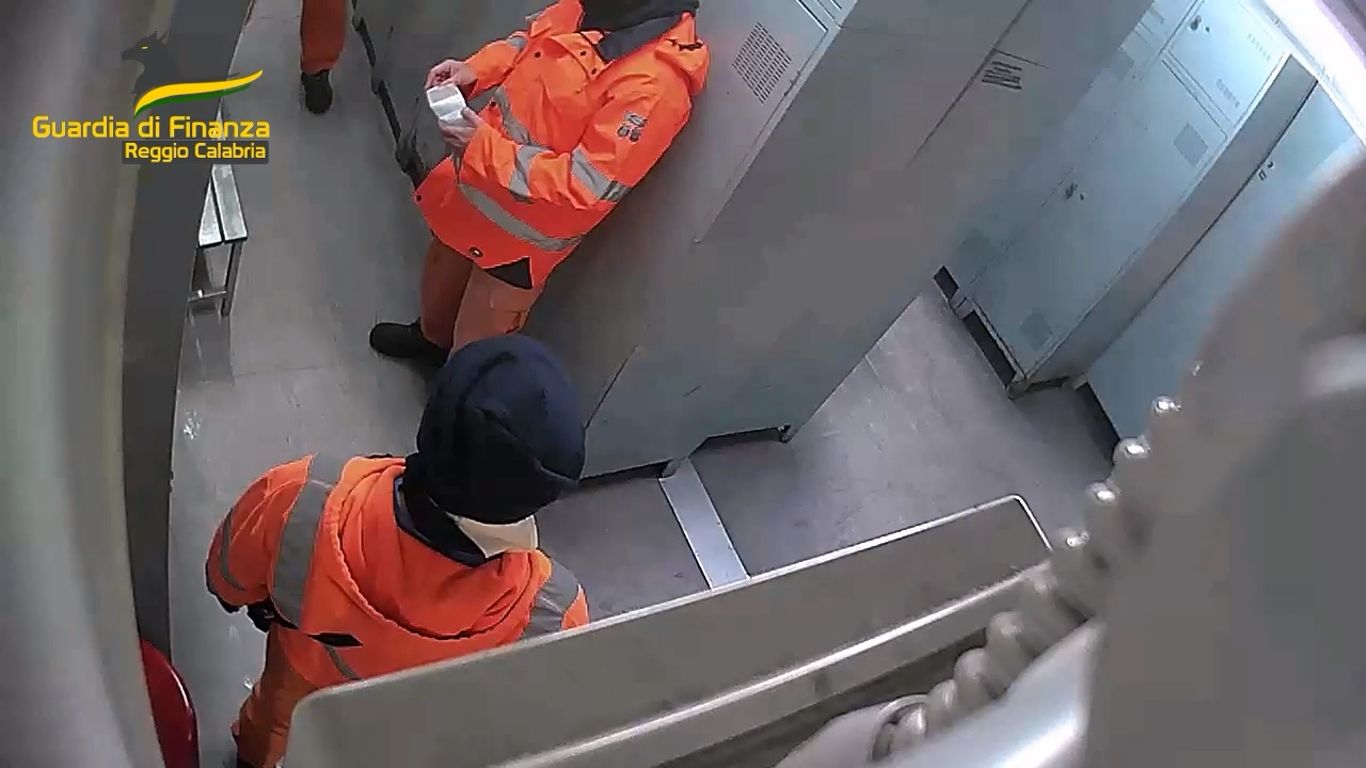 La ‘ndrangheta, il doganiere corrotto e gli operai “infedeli”: svelato il sistema per il traffico miliardario di coca