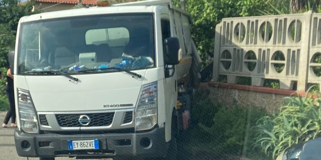 Lamezia Terme, camioncino esce dalla carreggiata e sfonda il muro di cinta di un’abitazione