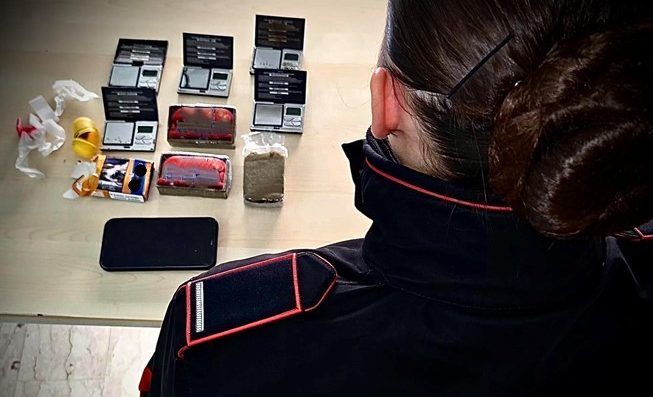 Sorpreso in casa con 3 panetti di hashish, arrestato un 18enne a Lamezia