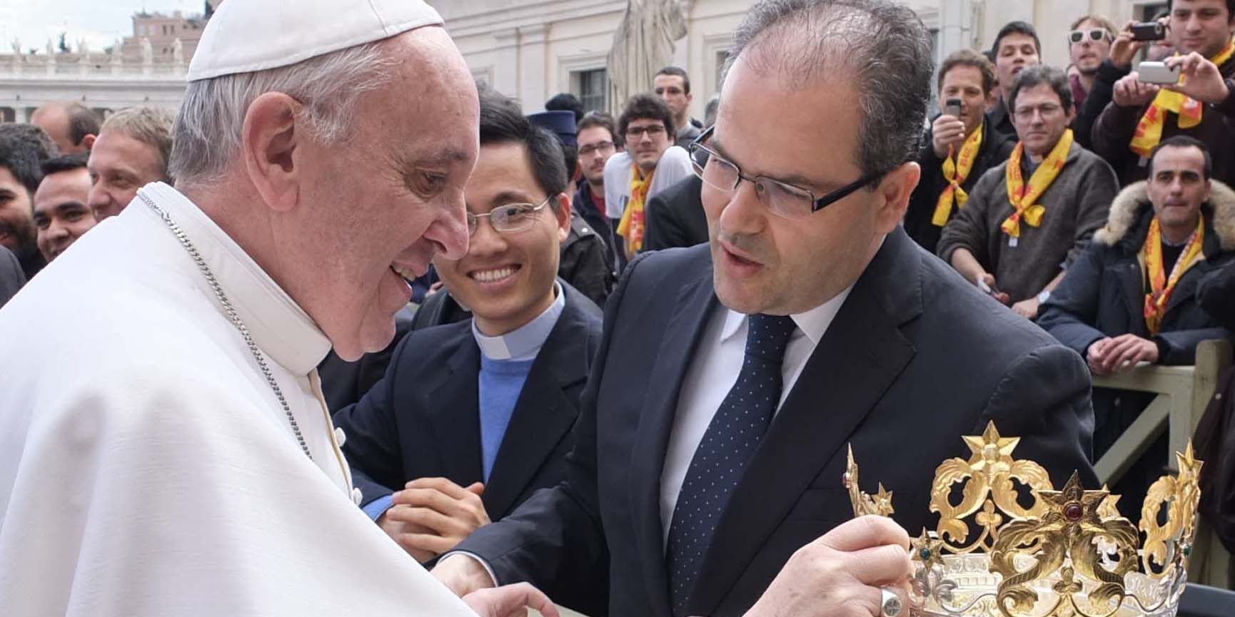 Michele Affidato realizza la corona per Santa Veneranda in Carfizzi