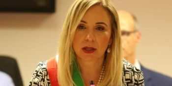 Gioia Tauro, due intimidazioni alla sindaca: «Da lunedì mi incatenerò al Comune e farò lo sciopero della fame»