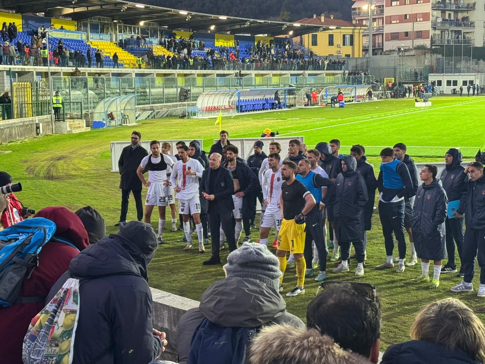 Cosenza, sconfitta di misura (e in 10) con la Carrarese. Venti di crisi aspettando il derby di Santo Stefano