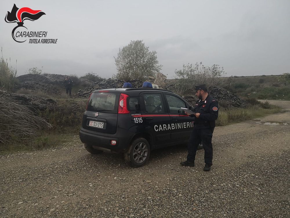 Deposito illecito di rifiuti in una ex cava a Corigliano Rossano, denunciato il proprietario