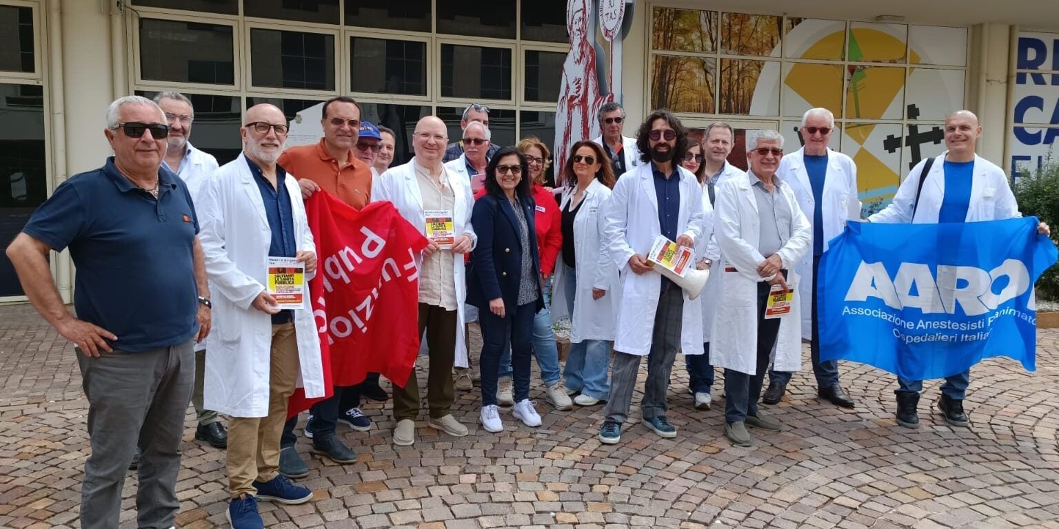 In difesa della sanità pubblica, sit-in dei sindacati nel piazzale della Regione