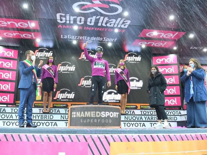 Giro d’Italia, un minuto di silenzio per Santelli