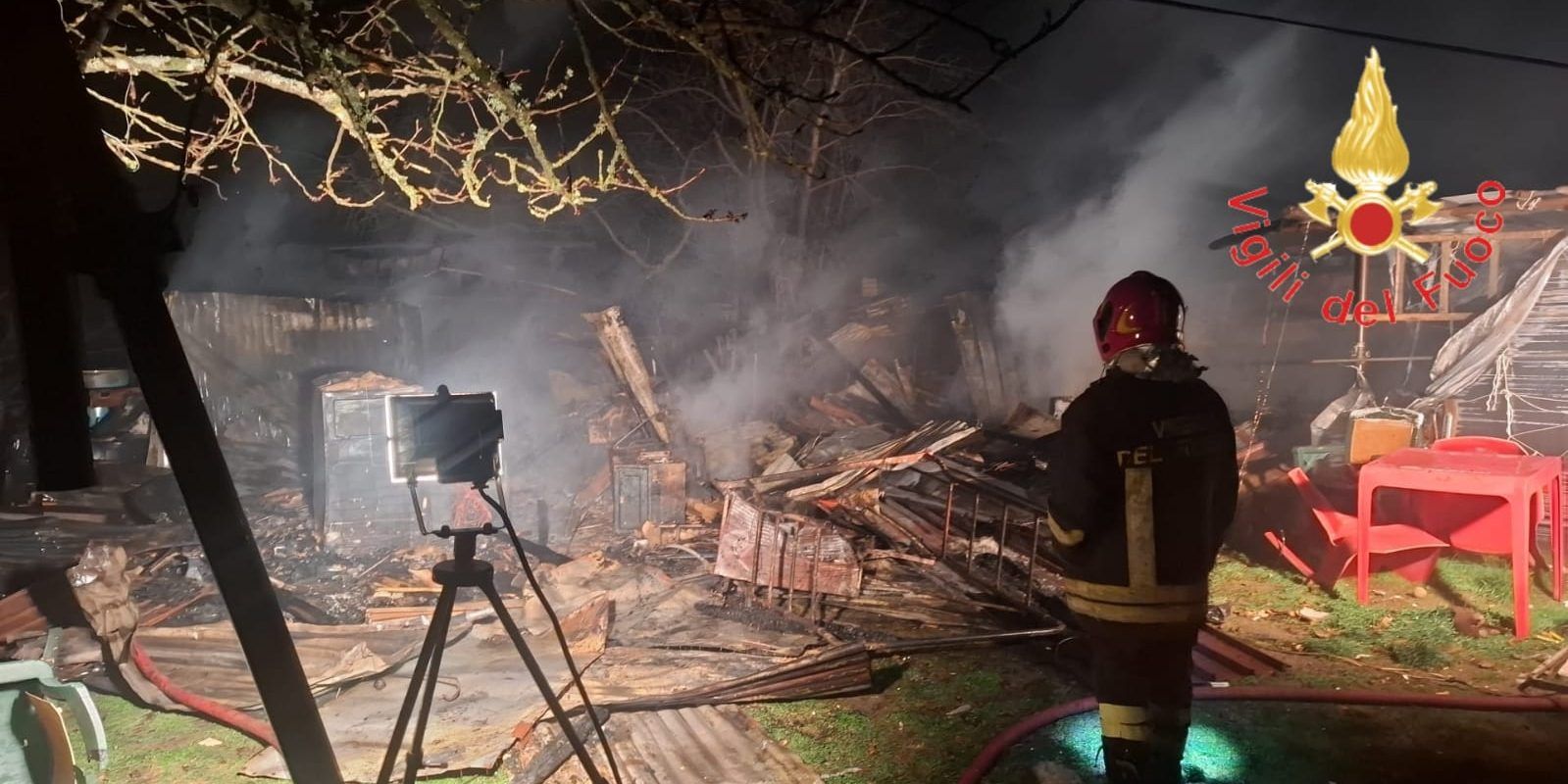 Magazzini agricoli in fiamme a Soveria Mannelli, intervento provvidenziale dei Vigili del fuoco