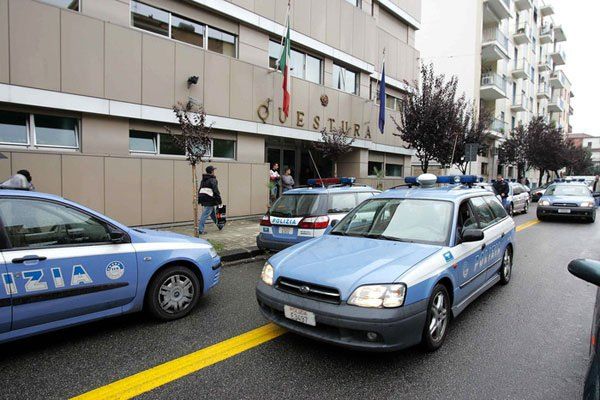 Cosenza, sfondano la saracinesca per rapinare un bar