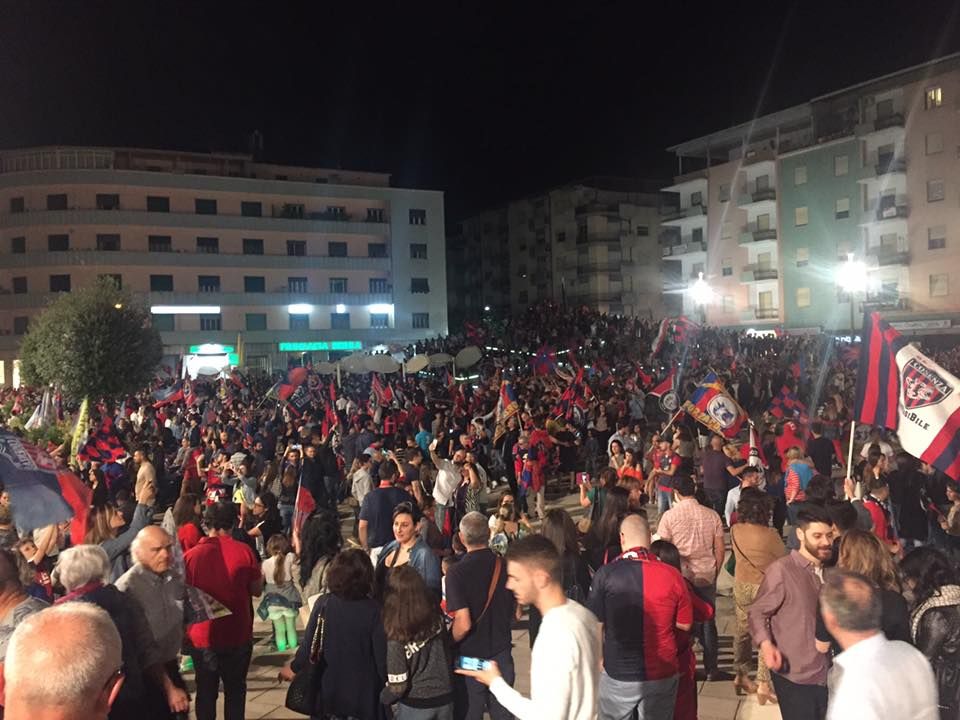 Cosenza impazzisce per i suoi eroi – VIDEO E FOTO