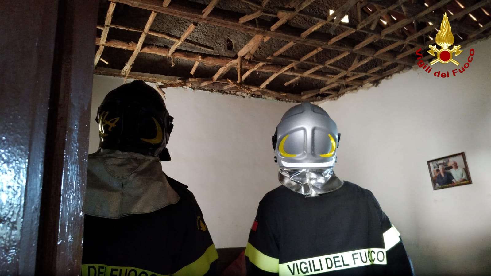 Crolla un controsoffitto a Maierato, un ferito