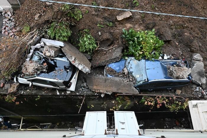 Frane e allagamenti, crolla un muro sulle auto a Genova