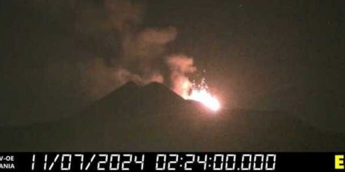 Etna, attività stromboliana e cenere vulcanica dal cratere Voragine