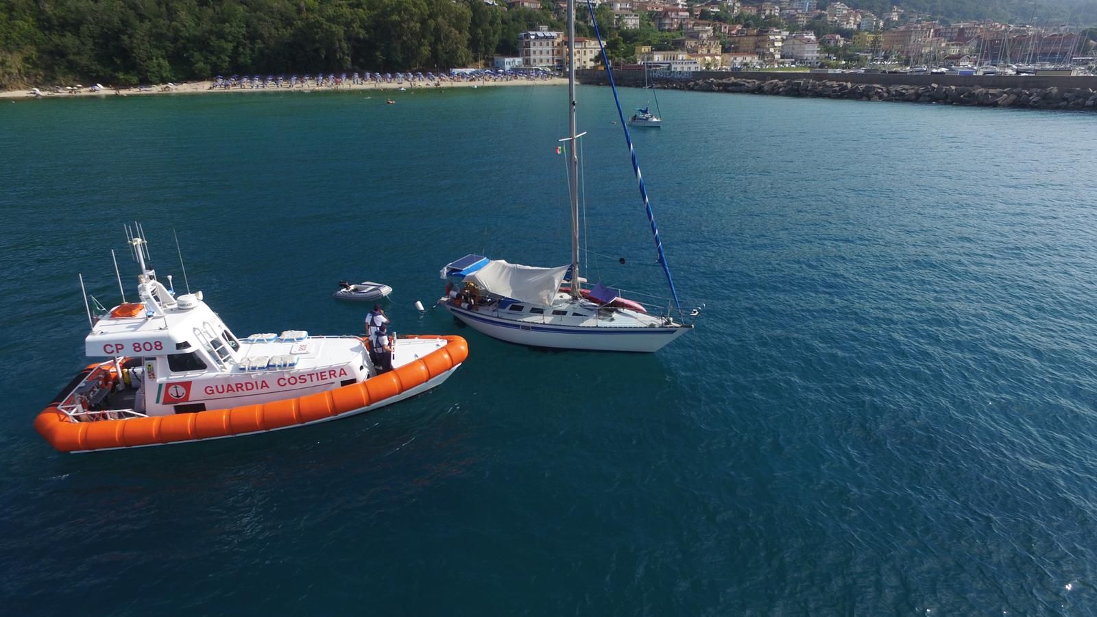 La Guardia costiera salva un bagnante e presta soccorso a un’imbarcazione a Vibo