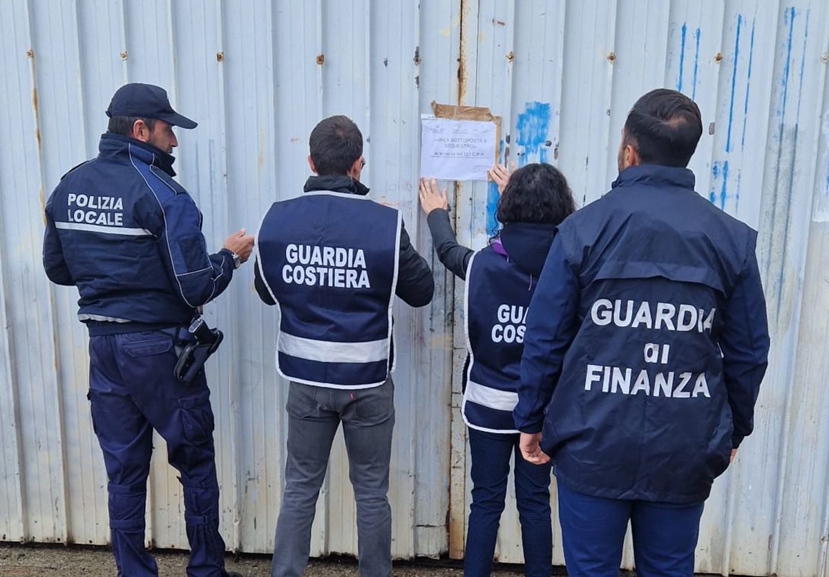 Sostanze inquinanti in mare nel porto di Vibo, sigilli ad un cantiere navale
