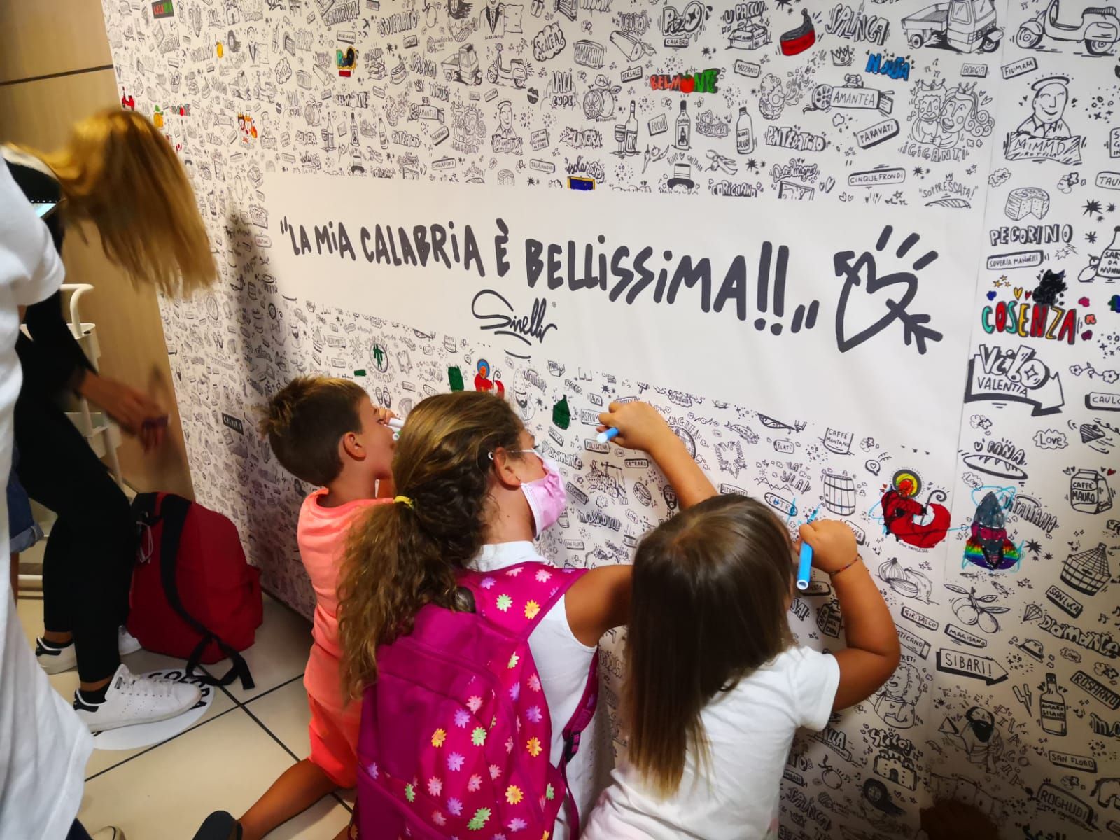 “La mia Calabria è bellissima”, l’opera di Sirelli nell’aeroporto di Lamezia