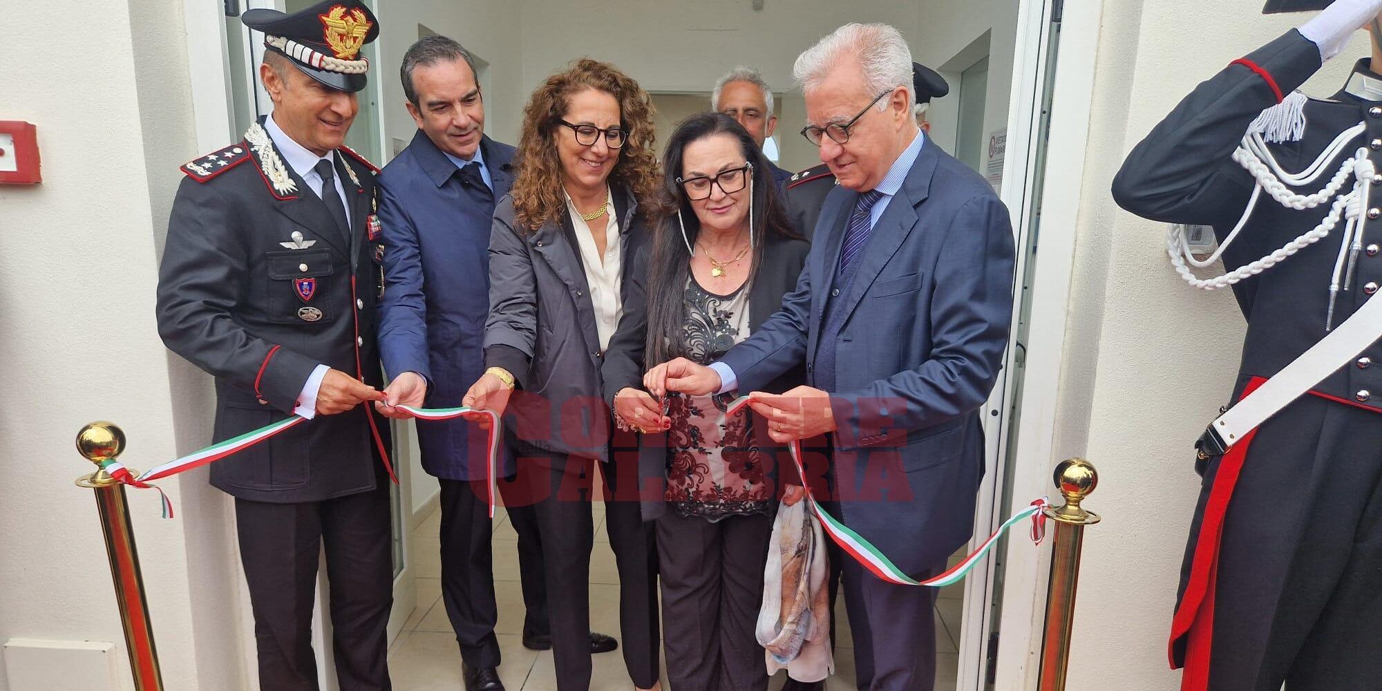 Mantovano a San Ferdinando. La nuova stazione Carabinieri intitolata al brigadiere Marino