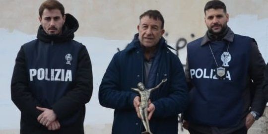 Gioia Tauro, furto in chiesa: crocifisso e campana recuperati