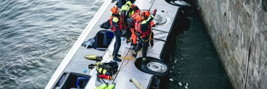 Bus turistico cade nel Po a Torino, morto l’autista