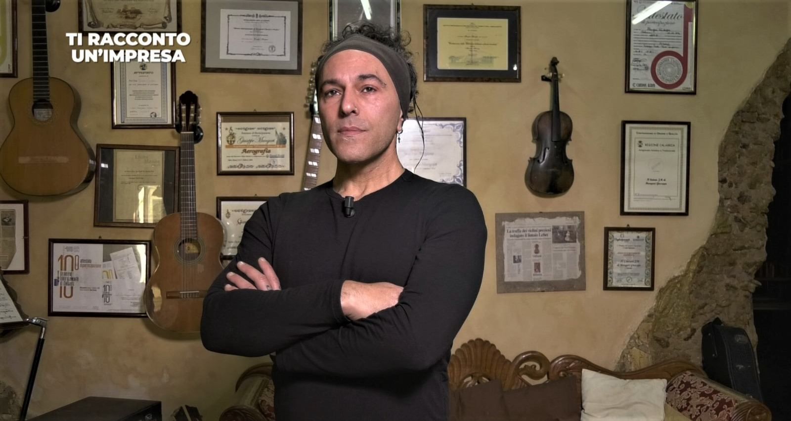 Il liutaio e la musica del centro storico di Pitagora – VIDEO