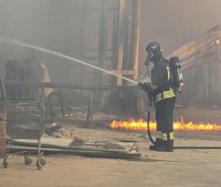 Incendio ad Acri: in fiamme un capannone per la lavorazione di infissi  – FOTO