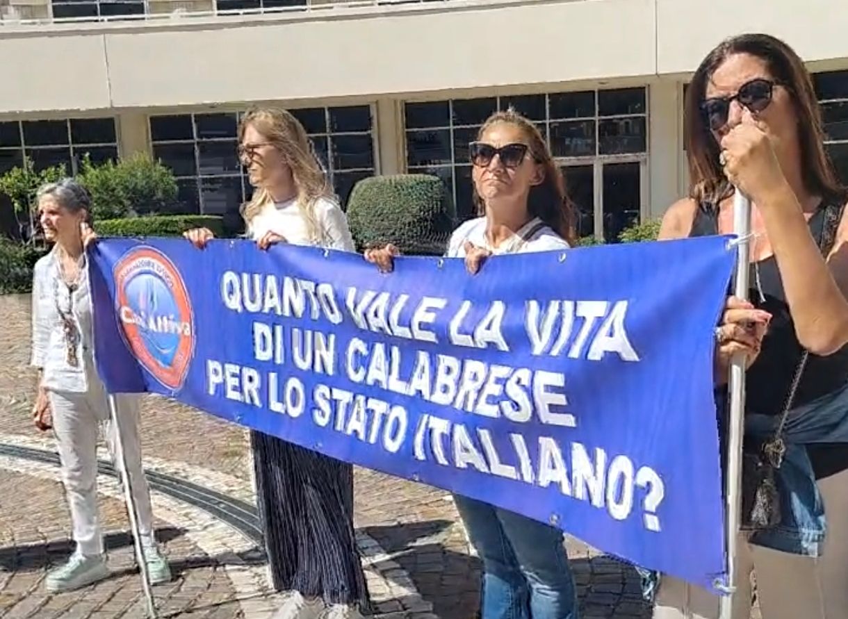 «Ora basta, la provincia di Vibo è sempre penalizzata». Alla Cittadella la protesta dei vibonesi sulla sanità – FOTO