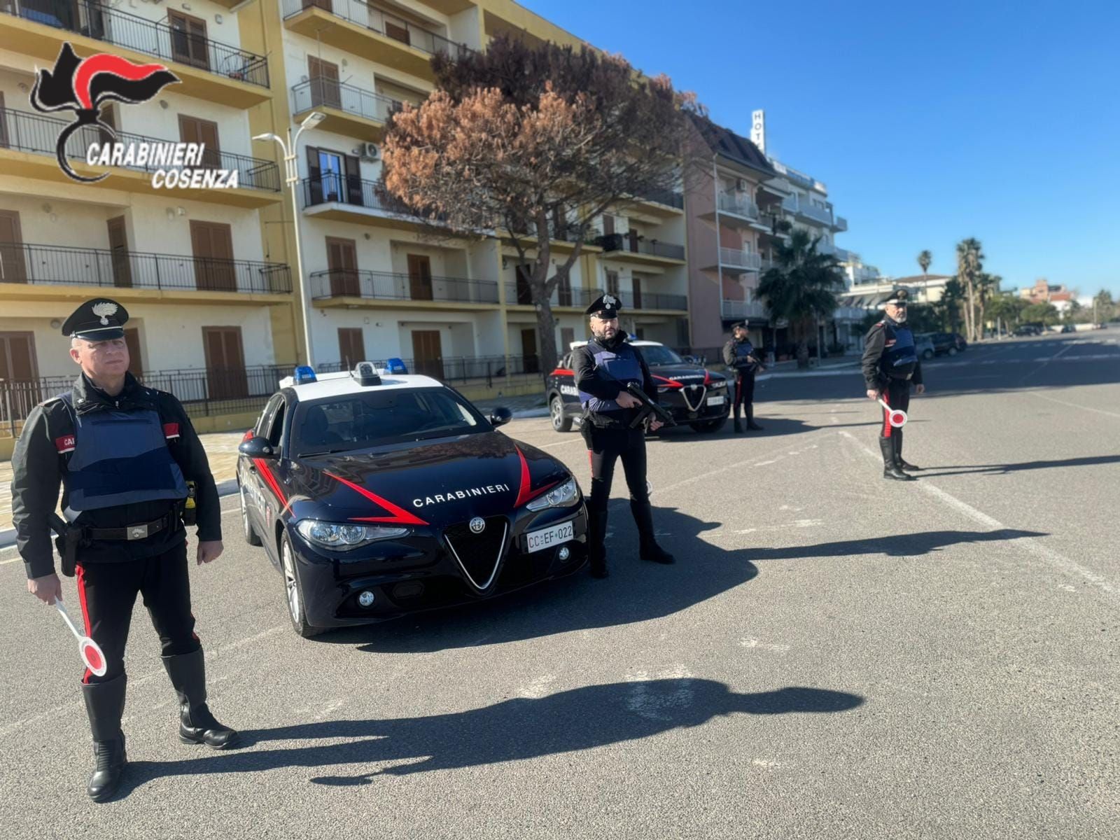 Si barrica in casa e lancia tutto dalla finestra dopo i maltrattamenti in famiglia, poi viene arrestato col taser