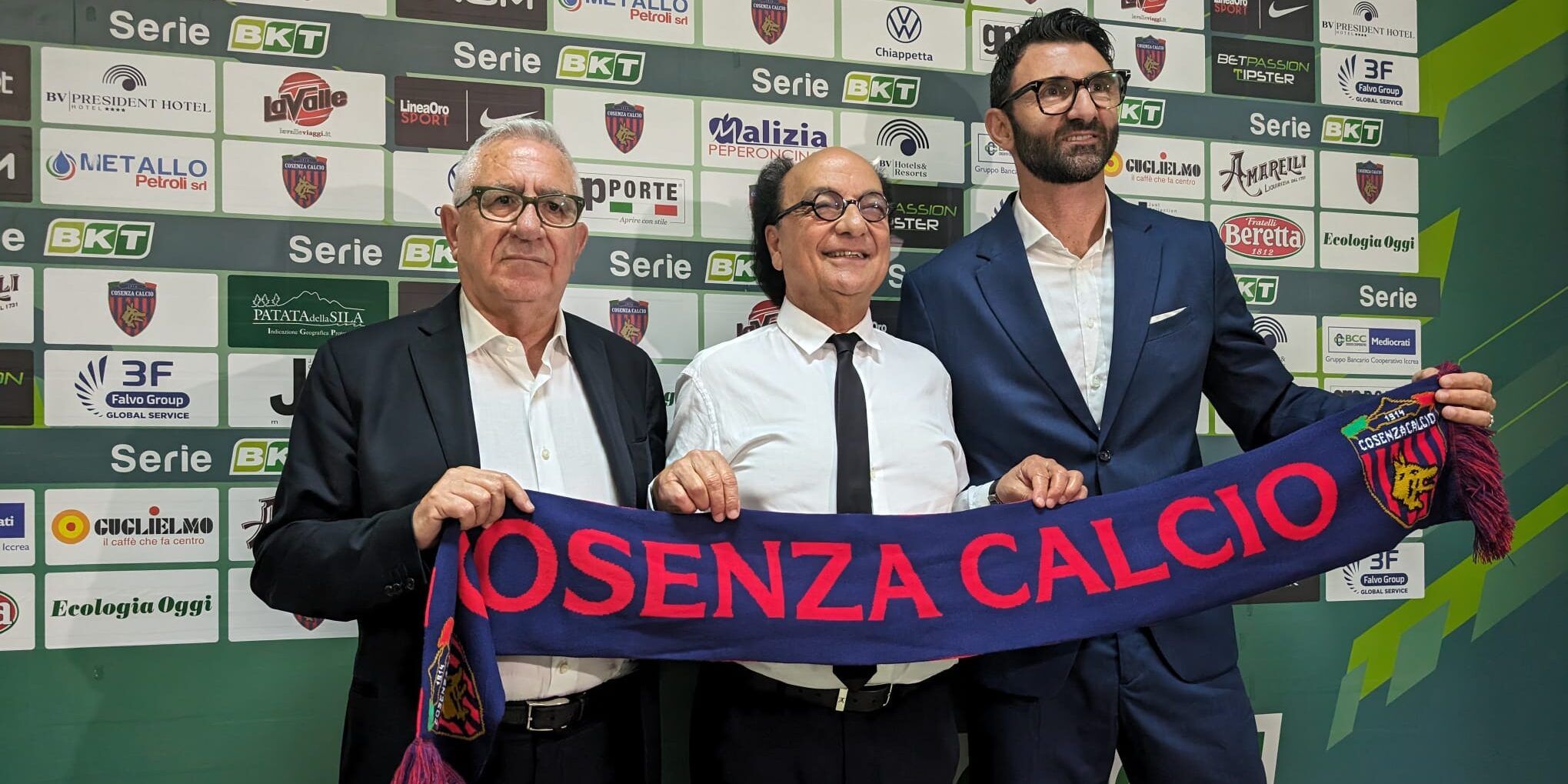 Cosenza, Ursino: «Sugli allenatori sono un pazzo, aspettatevi di tutto». Delvecchio: «Guardiamo ai giovani all’estero»