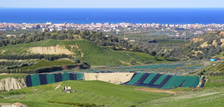 La "bomba" ambientale della discarica Cotrica finisce su Striscia