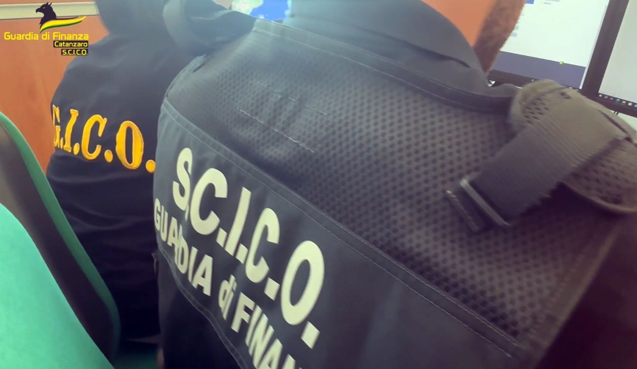 Riciclavano denaro sporco grazie a professionisti, blitz in 8 province
