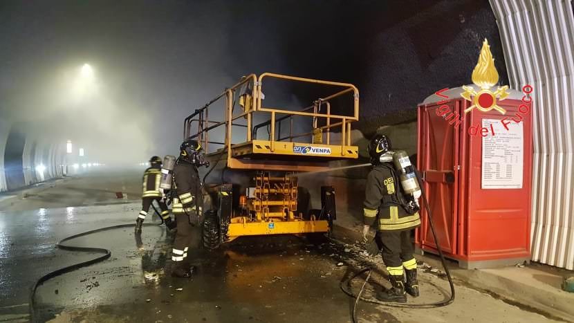 Mezzo di cantiere in fiamme in una galleria della “Due Mari”