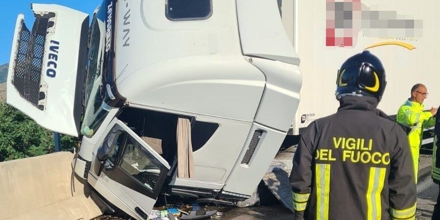 Tir si ribalta e sbatte contro un newjersey sull’A2, ferito il conducente