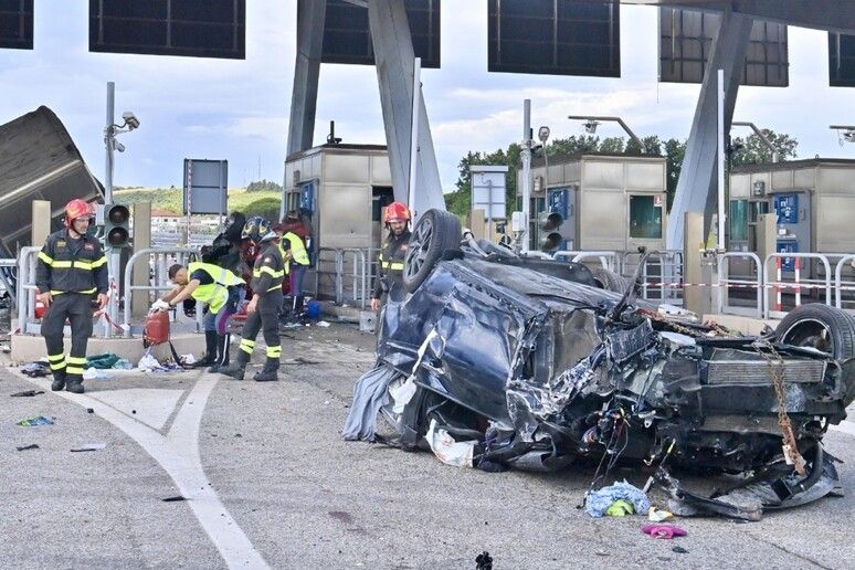 Auto si schianta contro casello autostradale, tre morti
