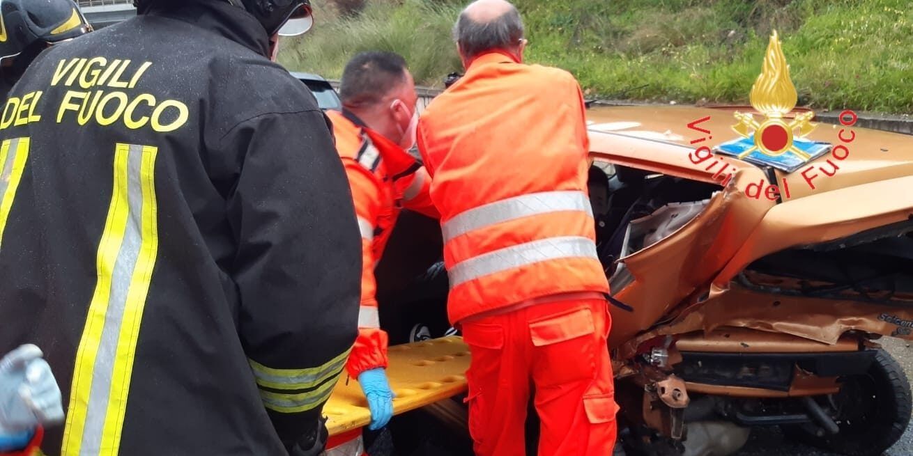 Incidente stradale nel tratto catanzarese della statale 106, due feriti