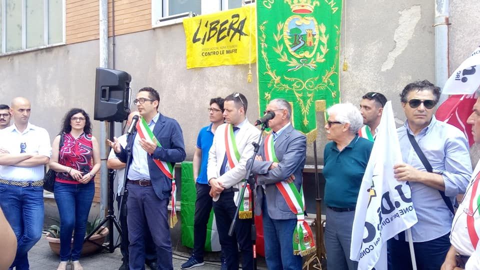 Chiudono i reparti, sit-in di protesta davanti all’ospedale di Polistena