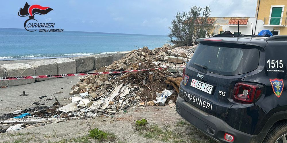 Rifiuti abbandonati nei pressi della spiaggia a Fuscaldo, tre denunciati