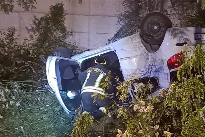 A Crotone auto vola dal cavalcavia e finisce sui binari della ferrovia, un ferito