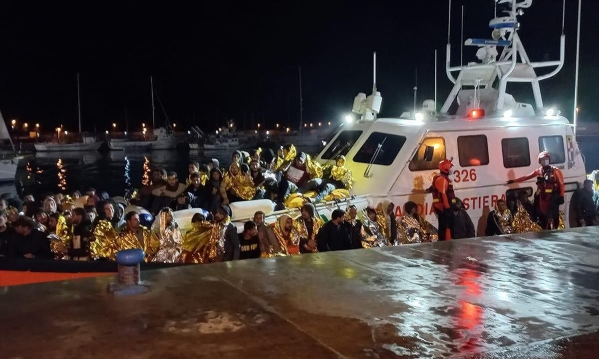 Migranti, nuovo sbarco: in 230 raggiungono Roccella Jonica