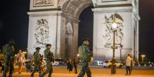 La Francia alza il livello di allerta attentati dopo l'attacco a Mosca