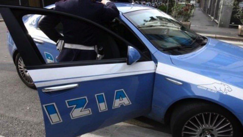 Picchia la compagna davanti alla figlia, arrestato 26enne