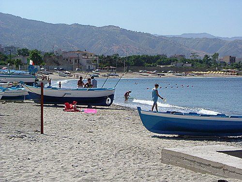 Velista caduto in mare, cadavere ritrovato sulla spiaggia di Reggio