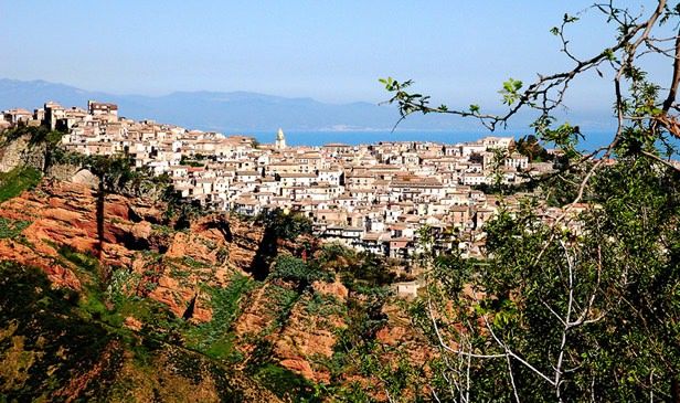 No Triv, catena umana a Rossano per difendere il mare