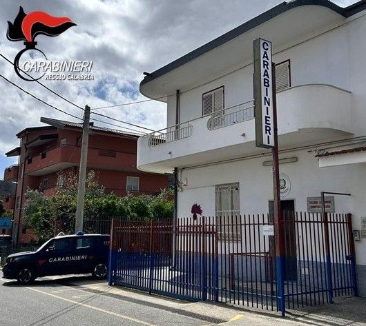 Aggressioni e minacce a moglie e figlie, divieto di dimora per un 55enne nel Reggino