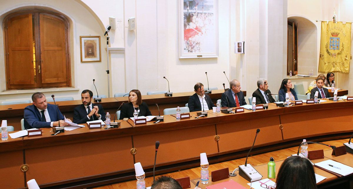 Corigliano Rossano, le opposizioni chiedono le dimissioni della presidente del Consiglio comunale