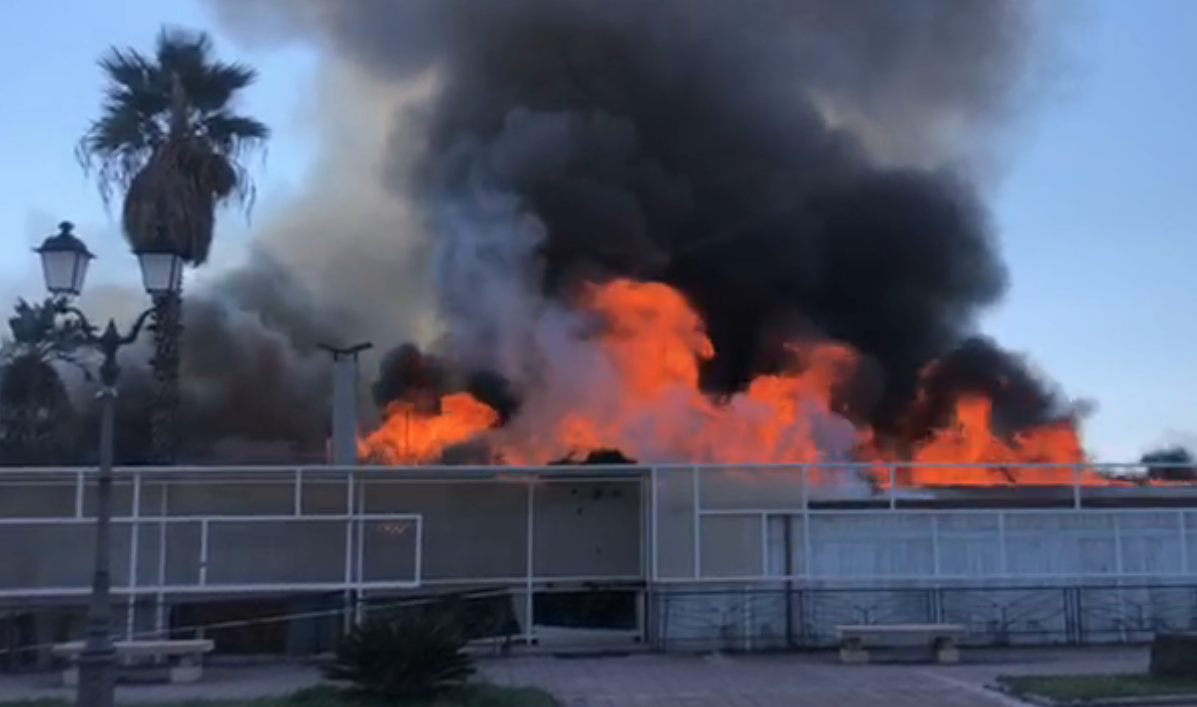 Incendio a Siderno, in fiamme (di nuovo) il “Paradise Club”