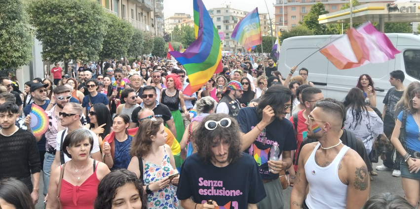 Cosenza scende in strada per i diritti: folla arcobaleno al Pride 2025 – FOTO